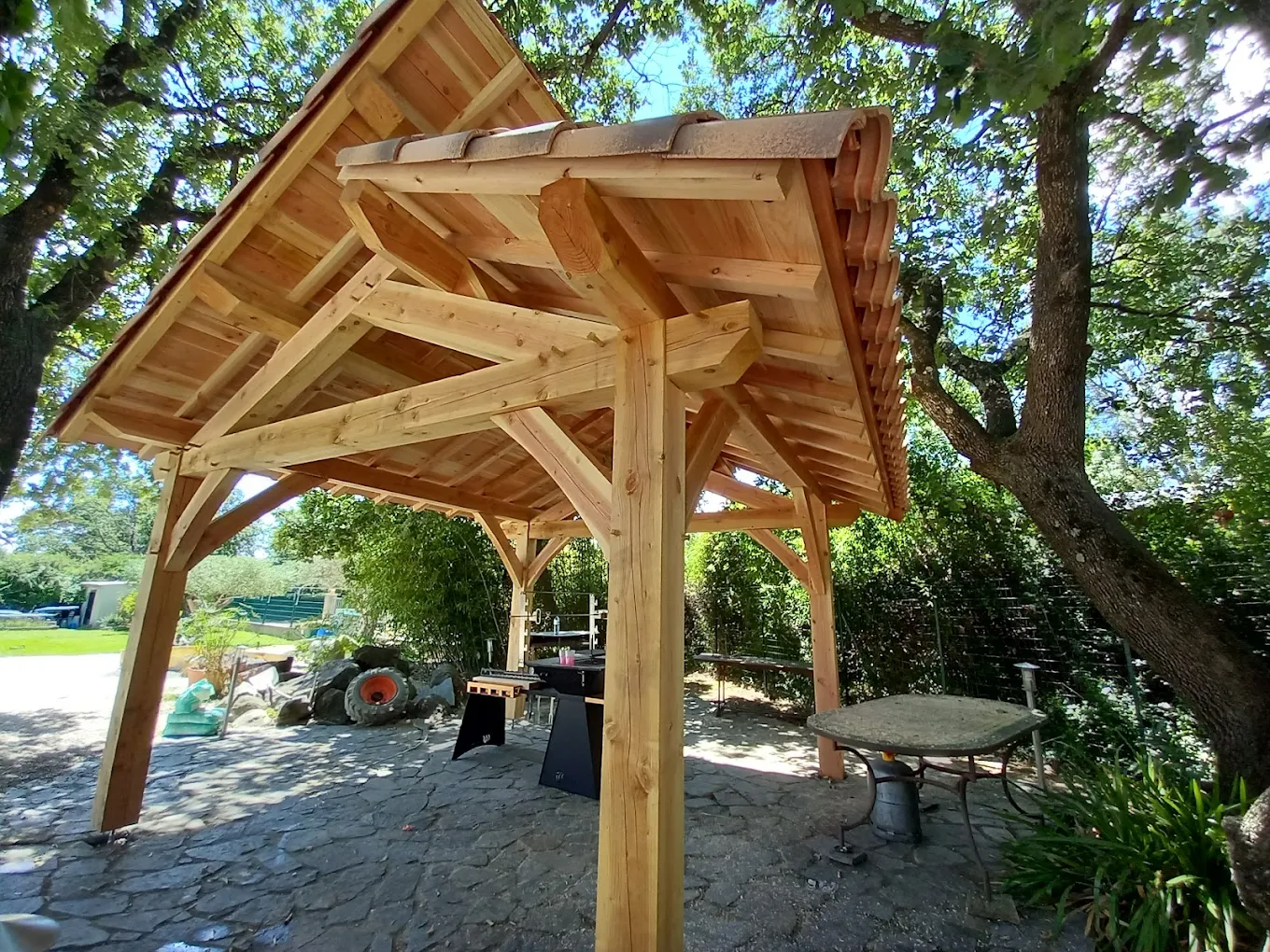 Pergola en bois massif sur-mesure réalisée par Pro'Renov