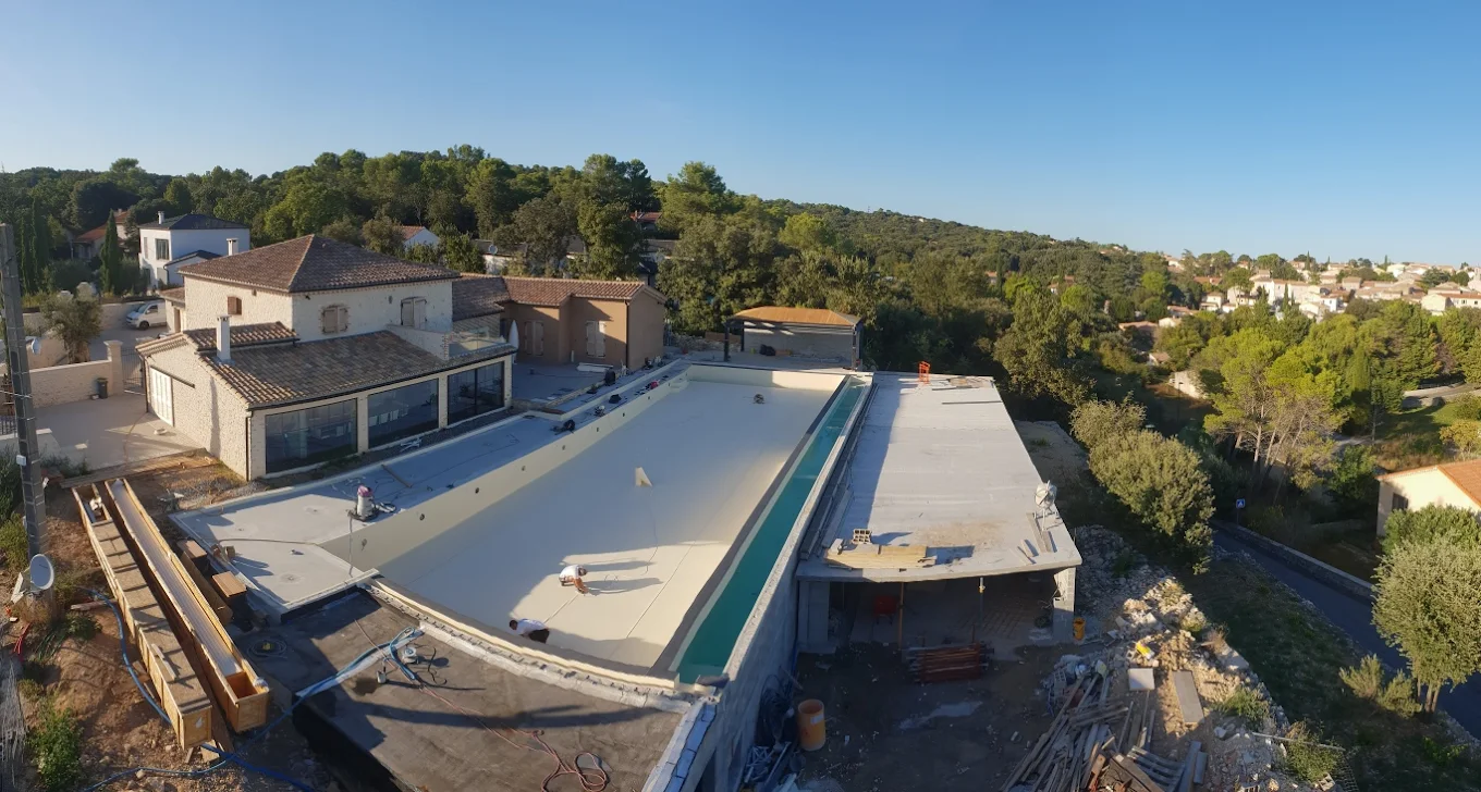 Vue aérienne d'un chantier de construction de piscine par Pro'Renov