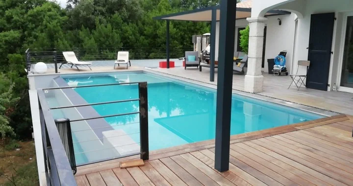 Piscine avec terrasse bois réalisée par Pro'Renov, artisan maçon à Alès